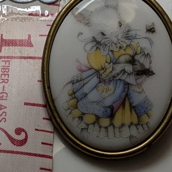 Vintage Easter Spring Kaylou Porcelain Cameo Scarf Pin Brooch Gold Tone Bunny - Picture 4 of 7